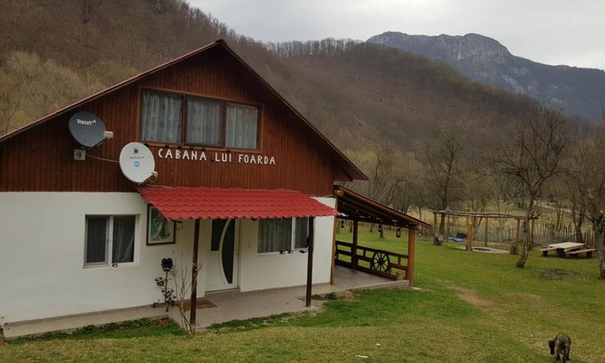 Motru Ski Chalet | Cabana lui Foardă a cozy retreat where tranquility rules.