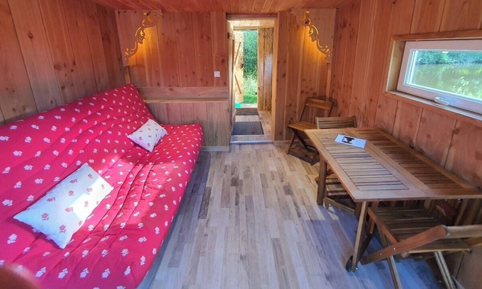La Lande-Patry Cabin | Cabane en Bois sur L'étang, un Havre de Paix sur un Site Exceptionnel