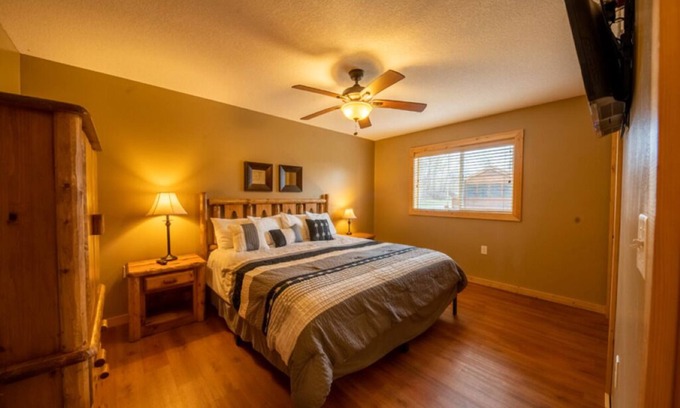 Isle Hotel | Cabin 11 is a 1-bedroom with WiFi ground floor patio overlooking Mille Lacs Lake