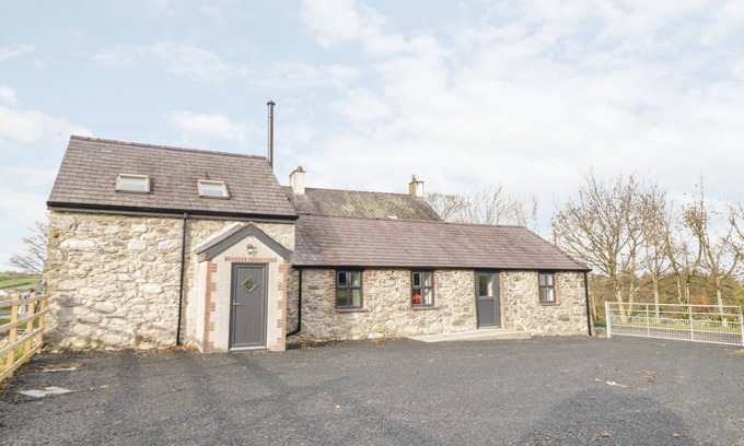 Brynrefail Cottage | Cabin ∙ 2 bedrooms ∙ 4 guests