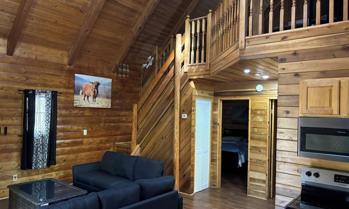 Summerlee Cabin | {CABIN #2 of 4}"THE COMFORT ZONE" PET FRIENDLY 5 STAR CABIN
