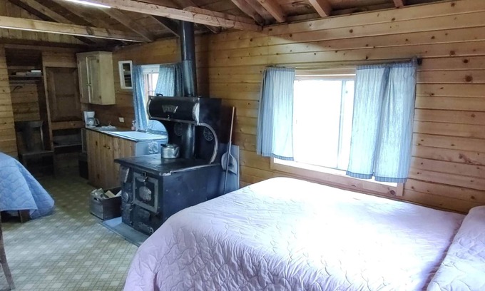 Bellvue Cabin | Cabin 8 at Sportsman’s Lodge