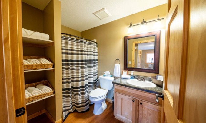 Isle Resort | Cabin 9: Lakeside Lodge with Stunning Sunsets & Beach Access