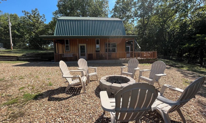 Pittsburg Cabin | Cabin at the Cove. A hidden cabin walking distance to a private cove.