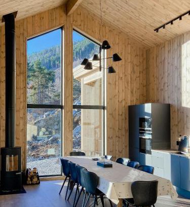 Luster House | Cabin Embraced By Extrairdinary Nature