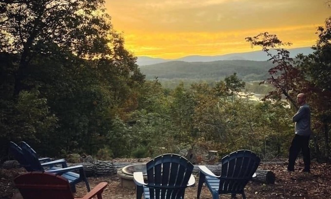 Bentonville Cabin | Cabin~ Firepit~Mtn/River views~ WIFI~Hot Tub~Pets