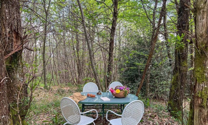 Chataigneraie Cantalienne House | Cabin 'Love Yourte Avec Hammam' with Private Terrace, Shared Garden and Air Conditioning