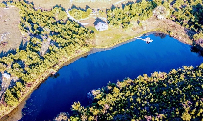 Junction City Cabin | Cabin on Four-Acre Pond