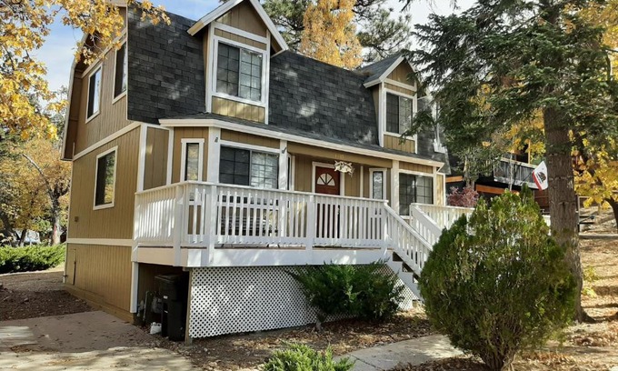 Upper Moonridge House | Cabin on the Corner