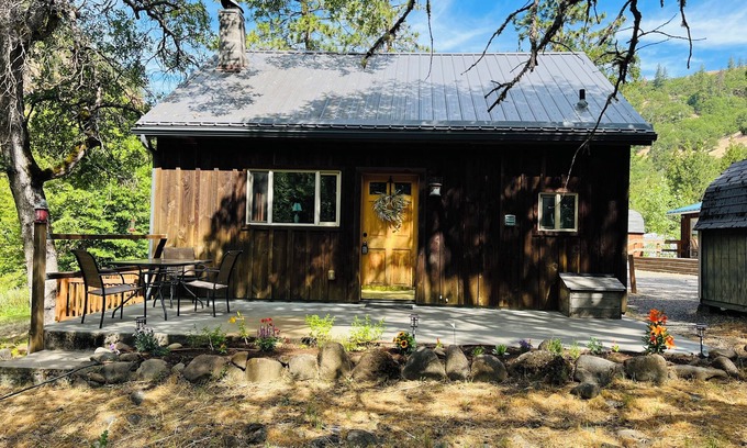 Klickitat Cabin | Cabin on the Klickitat River - Boat Access and Beach