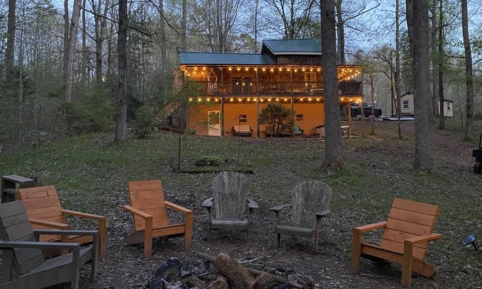 Jamestown Cabin | Cabin on the Water - "No Wake Zone" w/2 Kayaks, and Hot Tub!