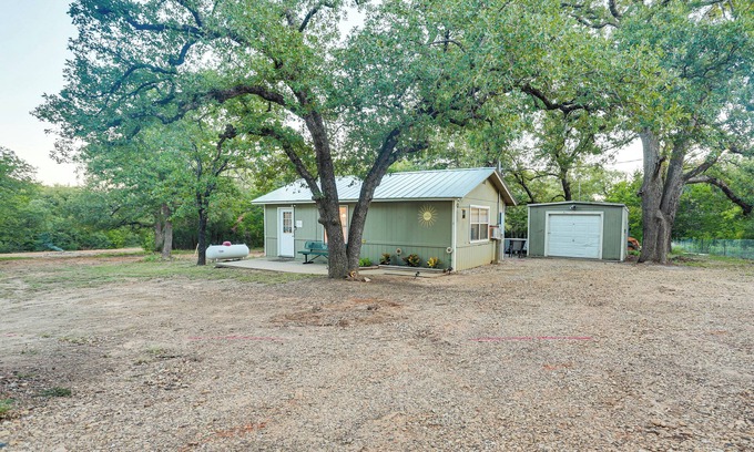 Valley View Apartment | Cabin w/Hot Tub in Valley View: Pets Welcome!