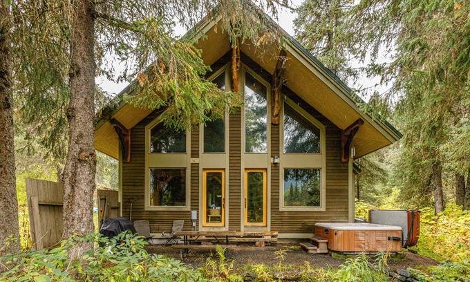 Girdwood House | Cabin w/private hot tub, gourmet kitchen, handcrafted wood details, near skiing
