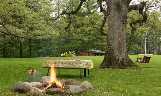 Triumph Cabin | Cabin with Kitchen, Whirlpool Tub & Bonfire Pit Near Starved Rock State Park