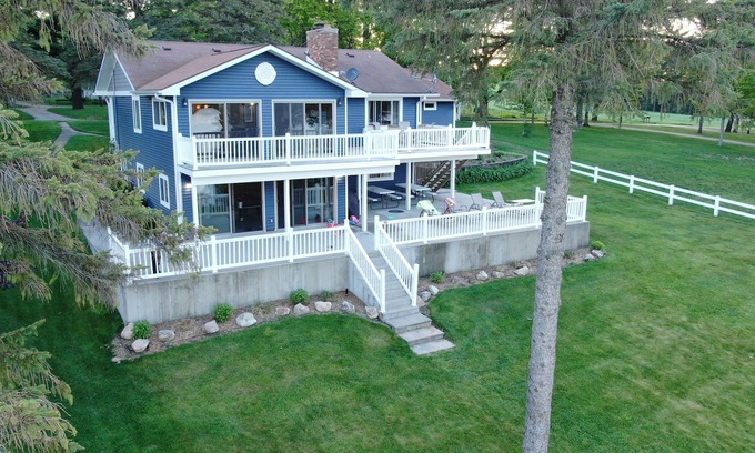 Cadillac House | Cadillac, MI - Spacious Lake House- Boggs N. Lodge n4 bedrooms - Sleeps 12-15