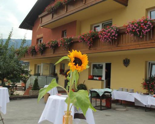 Zirl Bed & Breakfast | Café-Pension Margret
