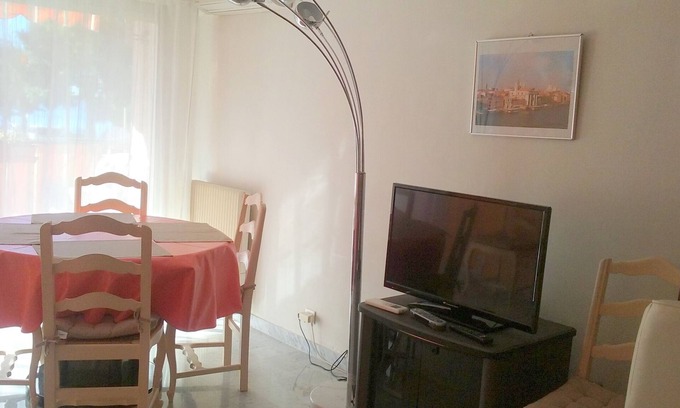 Cros-de-Cagnes Apartment | Cagnes/mer,apt 70m2, 50m from the beach, sea view, air conditioning, Wifi, near shops, garage