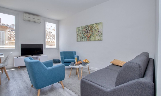 La Ciotat Apartment | Cahino, contemporary decor, air con, parking.