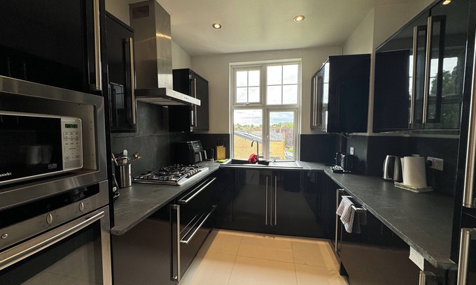 Brixton Hill Apartment | Calming 3BD Retreat, Brixton Hill