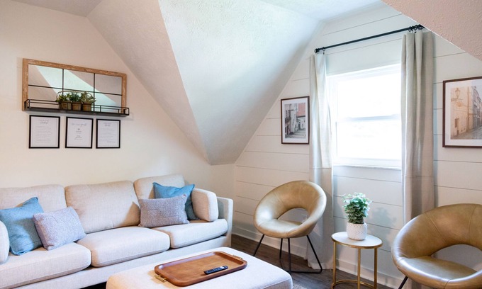Knoxville Apartment | Calming Terracotta Chateau - 2 BR 1 BA in South Knoxville