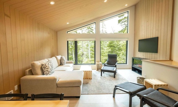 Ucluelet Cabin | Calmwater Retreat New 2 br Hot Tub EV Charger