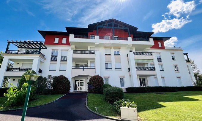Cambo-les-Bains Apartment | Cambo-les-Bains: T3, 4 couchages, piscine, parking, terrasse, internet, centre-ville
