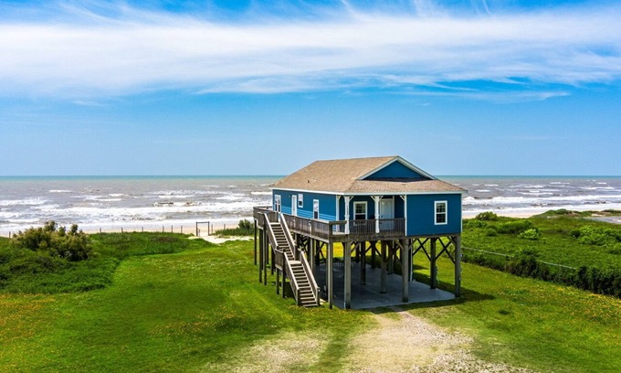 Port Bolivar House | Camelot - Huge fenced Beachfront Lot! 2 bedroom, budget friendly!