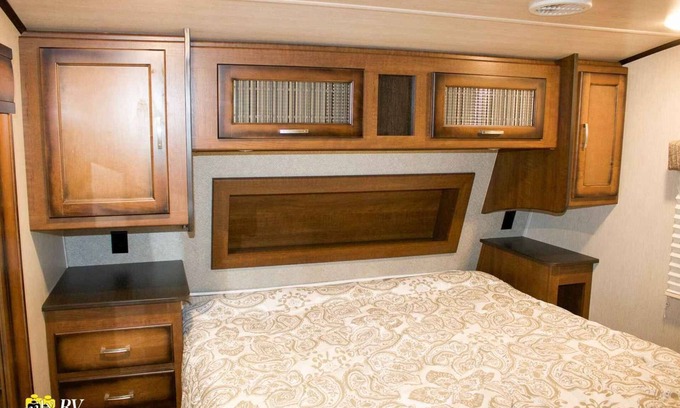 Bloomington House | Camper Available for Solar Eclipse nClose to Bloomington and sleeps 5