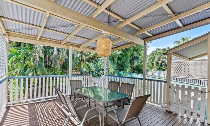 Camp Hill House | Camphill Retreat - 3BD, 7Km to Brisbane CBD