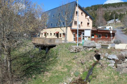 Saint-Cirgues-en-Montagne Hotel | camping hôtel les airelles