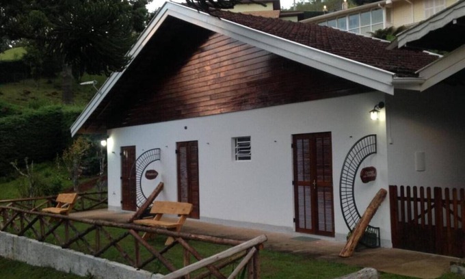 Vila Natal Ski Chalet | Campos do Jordão - Suite with living room, on the mountain overlooking the woods