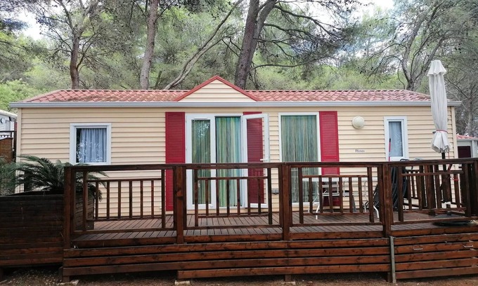 Castelnau-de-Guers House | Campsite Residential La Pinède * - Florès3 CONFORT-3 bedrooms 35m2- *Clim, terrace, TV* 6 persons