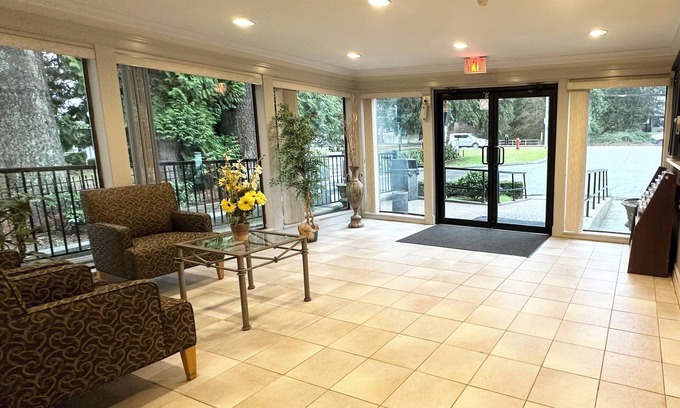 Newton Hotel | Canadian Inn