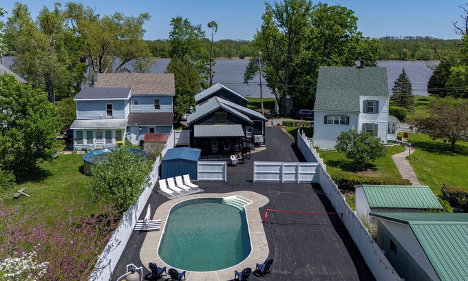 Coxsackie House | CANADIAN-OWNED! 1855 Farmhouse for Families & Groups with Pool, Pickleball & PS5