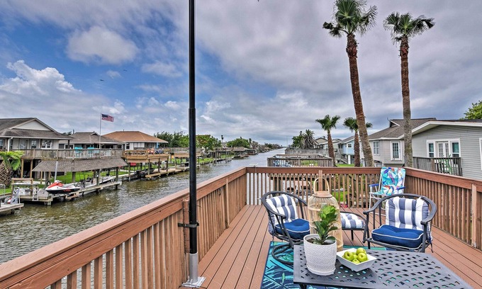 Bayou Vista House | Canal-Front Hitchcock Home w/ Private Dock!