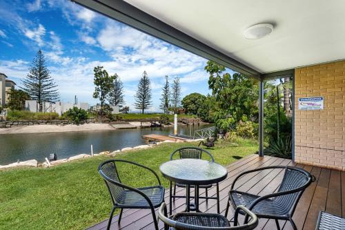 Runaway Bay Apartment | Canal Luxury Living & Boat Ramp