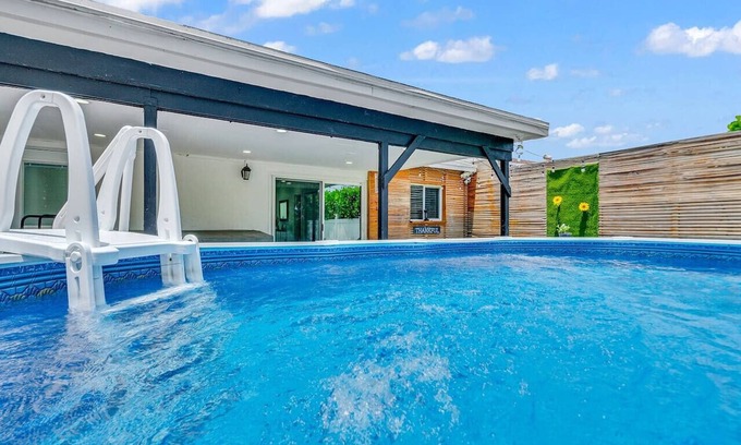 Kendale Lakes House | Canal-Side Townhouse w/Pool & Firepit
