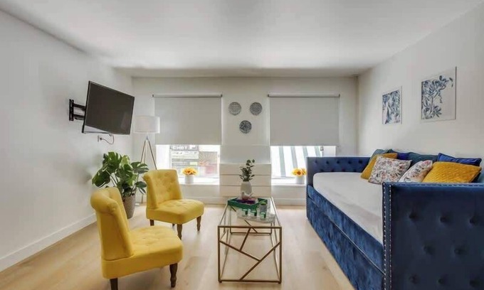 Porte-Saint-Martin Apartment | Canal St Martin - Modern studio