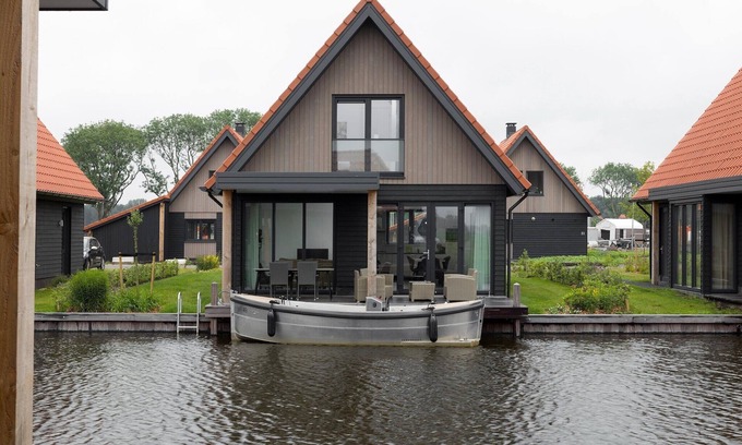 Ossenzijl Villa | Canal Villa with Terrace
