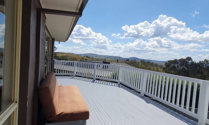 Jerrabomberra House | Canberra Panoramic View Spacious Artist House on Top of Hill by Waterfall