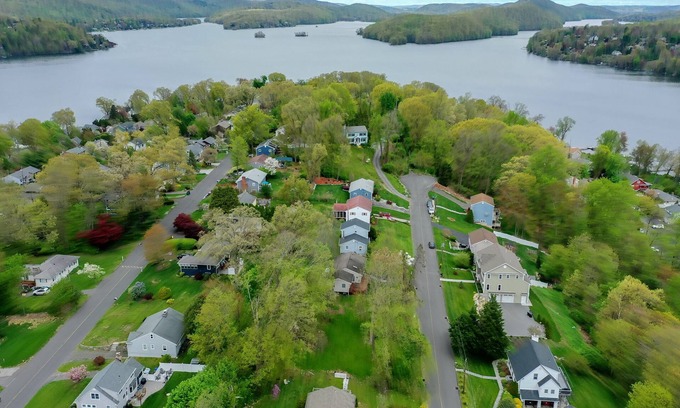 Brookfield House | Candlewood Lake, Brookfield CT