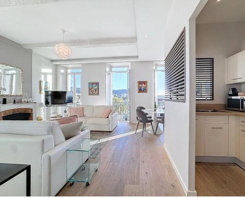 Le Suquet Apartment | Cannes Old Port, Luminous SEAFRONT & SEAVIEW