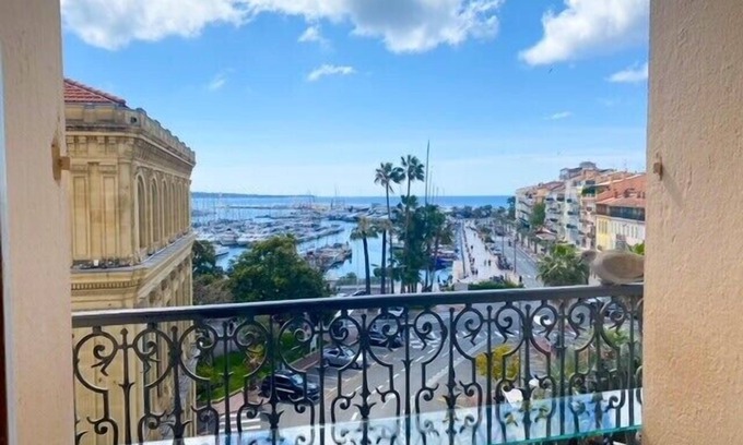 Le Suquet Apartment | Cannes: Quai St Pierre : 2 bedrooms apt with balcony and sea view