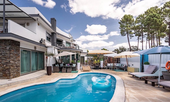 Vila Nogueira de Azeitao Villa | Cantua Villa, AC, Wifi, Swimming pool