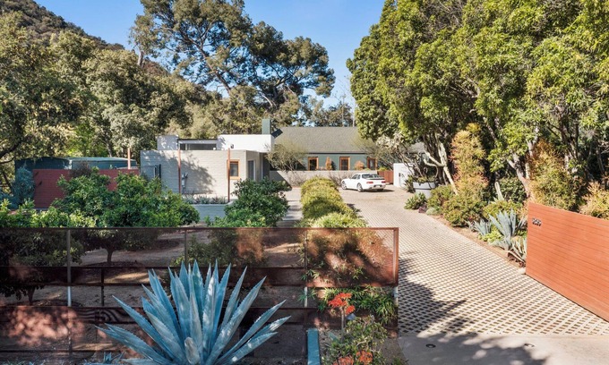 Chevy Chase House | Canyon Retreat near Rose Bowl