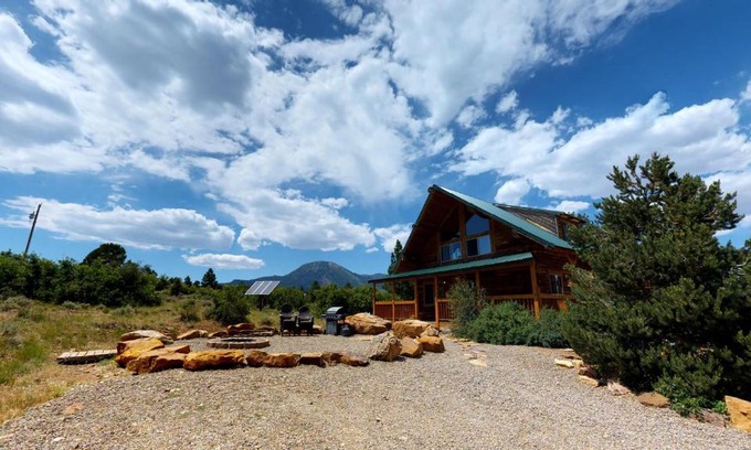 Monticello House | Canyon View Family Cabin, Deck, TV Room, Games, BBQ, Campfire