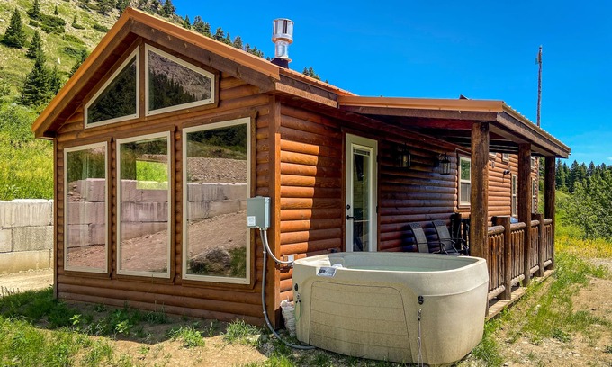 Big Timber Cabin | Canyon Vista - Cozy New Cabin on Big Timber Creek Near Crazy Mountains!