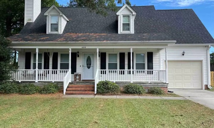 Kings Grant House | Cape Cod-style Family Home - pet friendly!