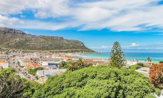 Fish Hoek Apartment | Cape Jem nestles on the slopes of Elsie’s Peak and views over the Indian Ocean.n