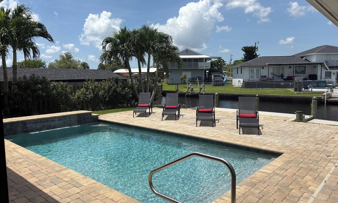 Fort Myers House | Cape Way Florida - North Fort Myers River access Pool home across downtown Ft.M.